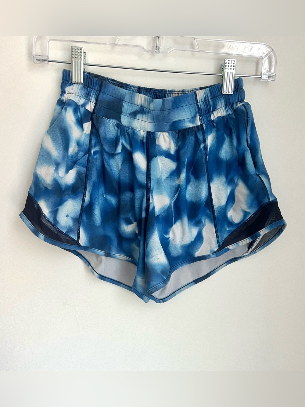 Lululemon Hotty Hot Blue White Tie Dye Print Athletic Shorts Women's 4